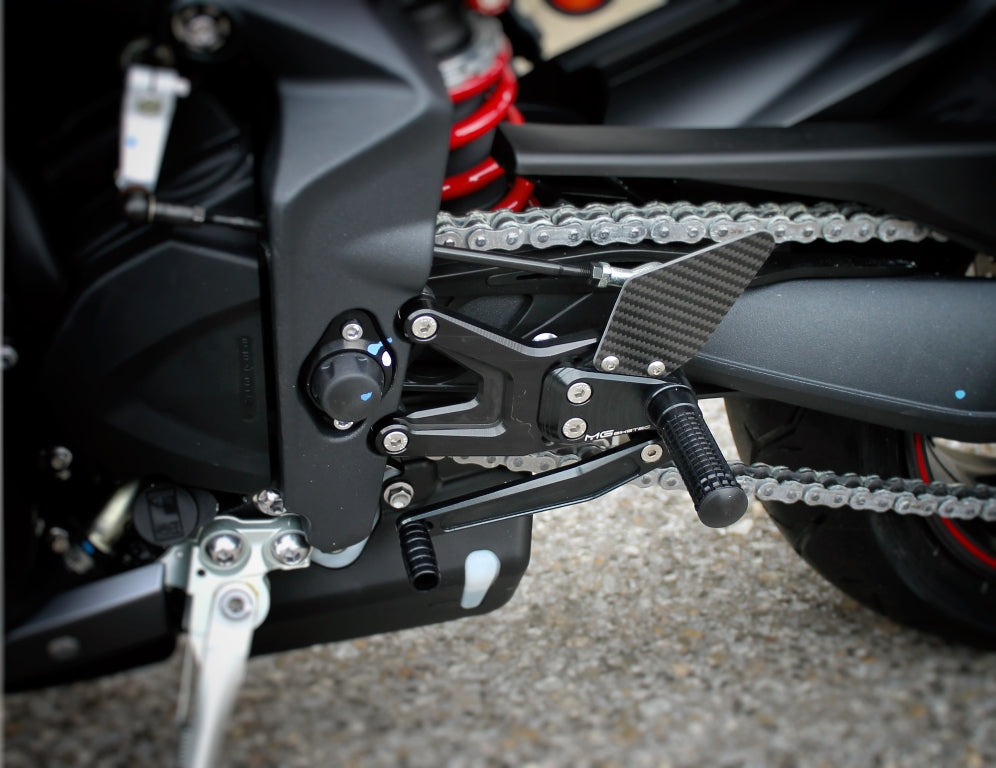 MG Biketec Fußrastenanlage mit ABE für Triumph Street Triple 765 RS / Moto2 2017 - 2022 nahaufnahme