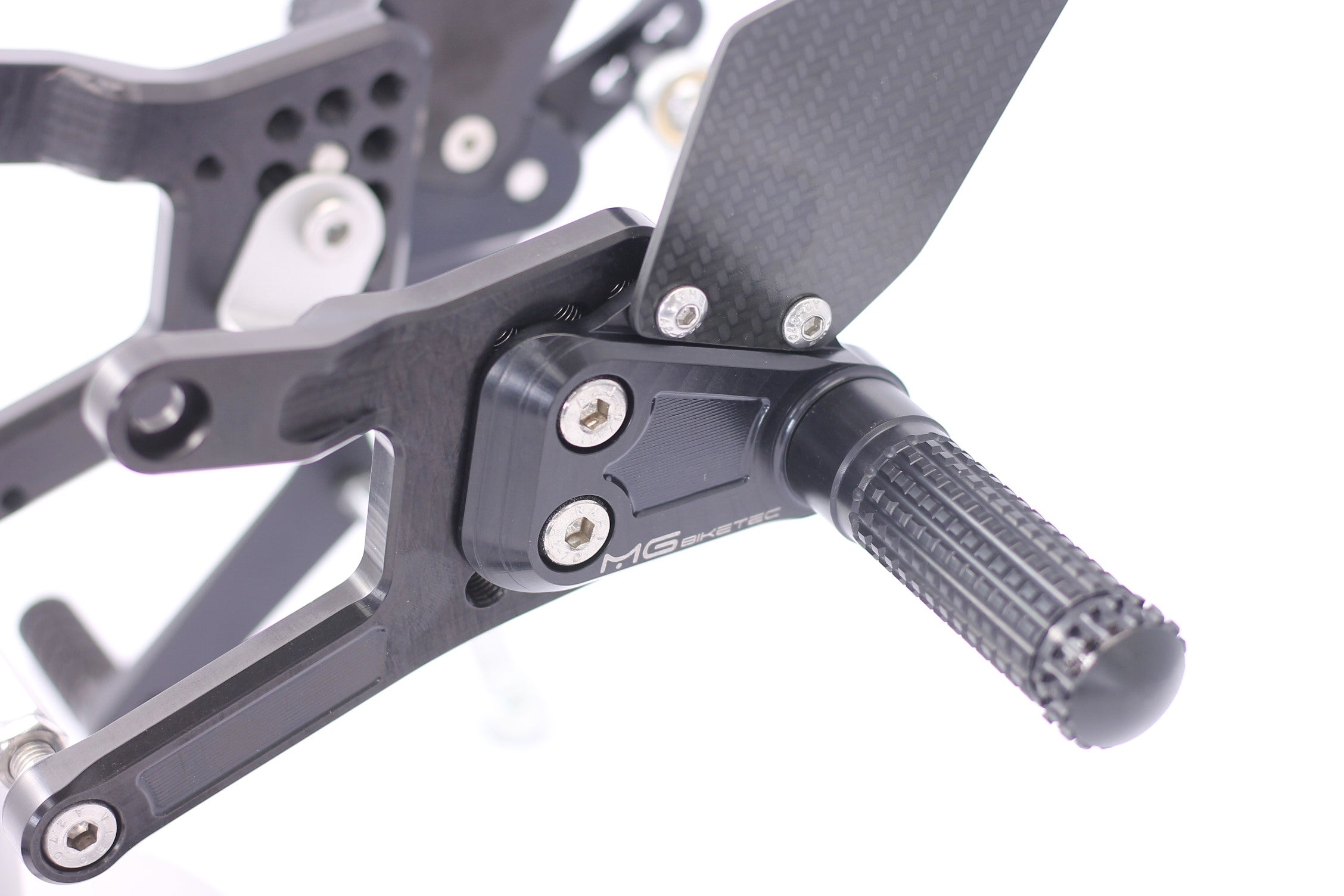 MG Biketec Fußrastenanlage Yamaha YZF-R1 RN22 2009 - 2014 mit ABE nahaufnahme