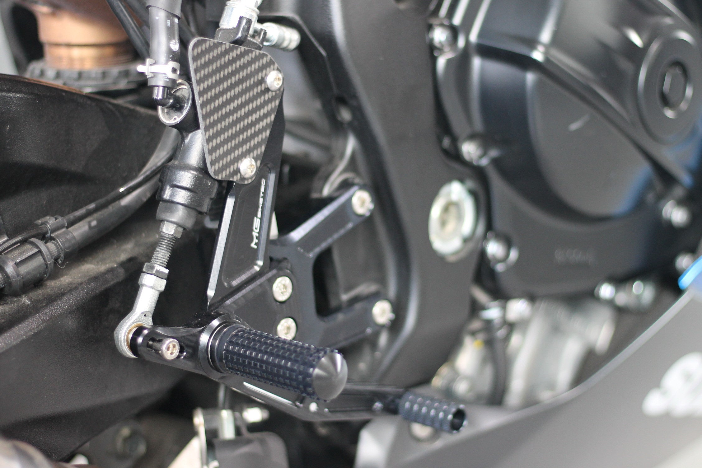 MG Biketec Fußrastenanlage Suzuki GSX-R1000 ab 2017 mit/ ohne ABE nahaufnahme