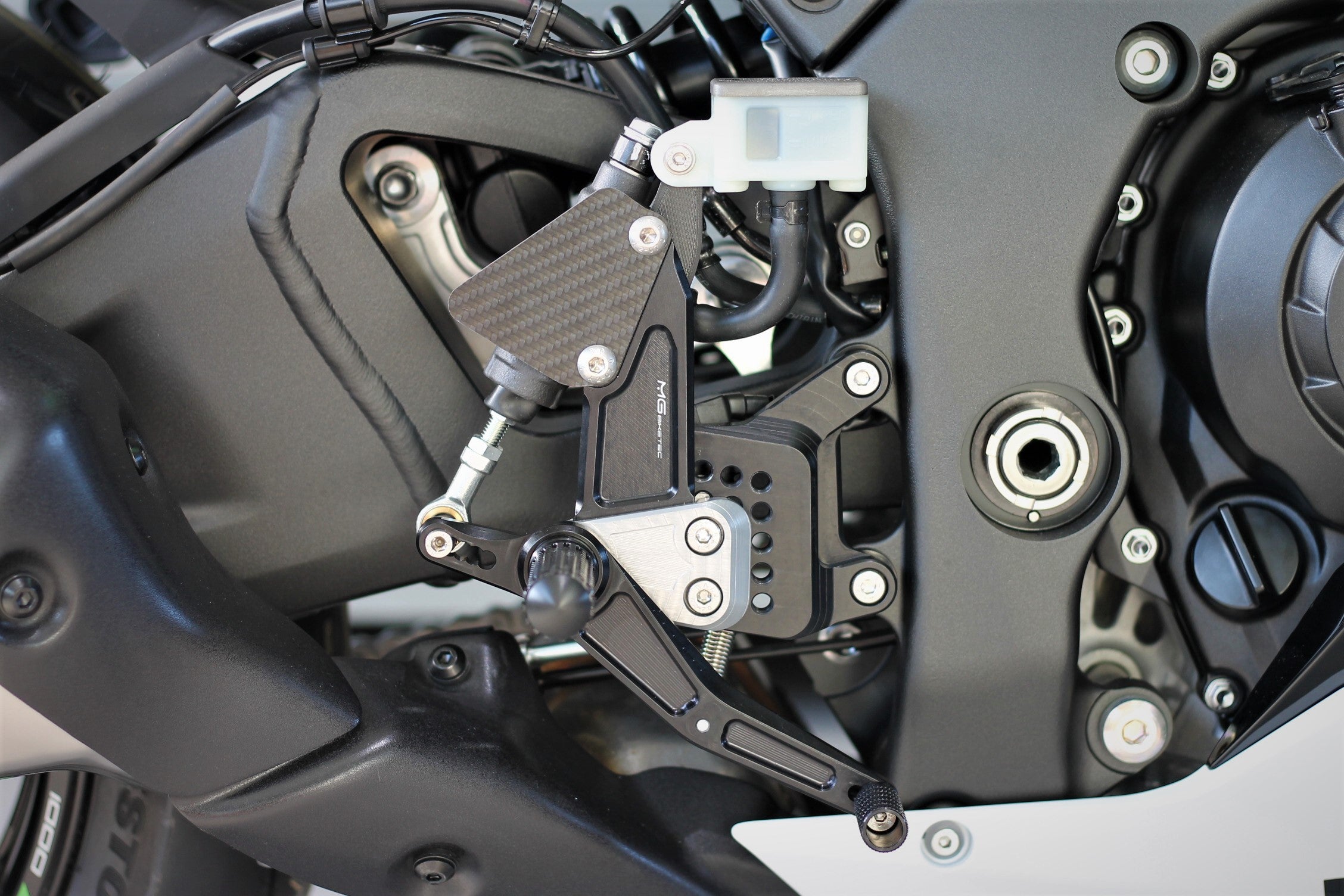 MG Biketec Fußrastenanlage Kawasaki ZX-10R ab 2011 mit/ ohne ABE