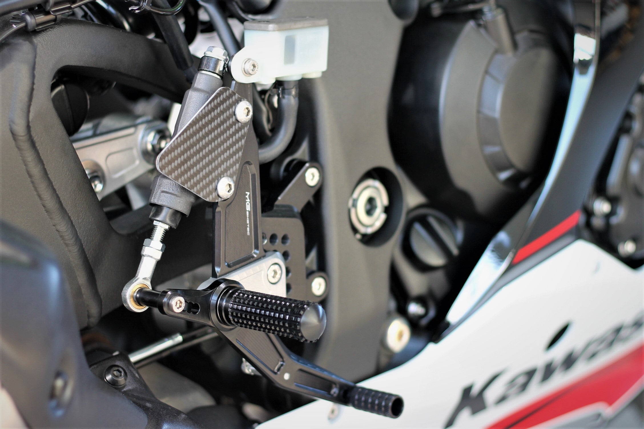 MG Biketec Fußrastenanlage Kawasaki ZX-10R ab 2011 mit/ ohne ABE