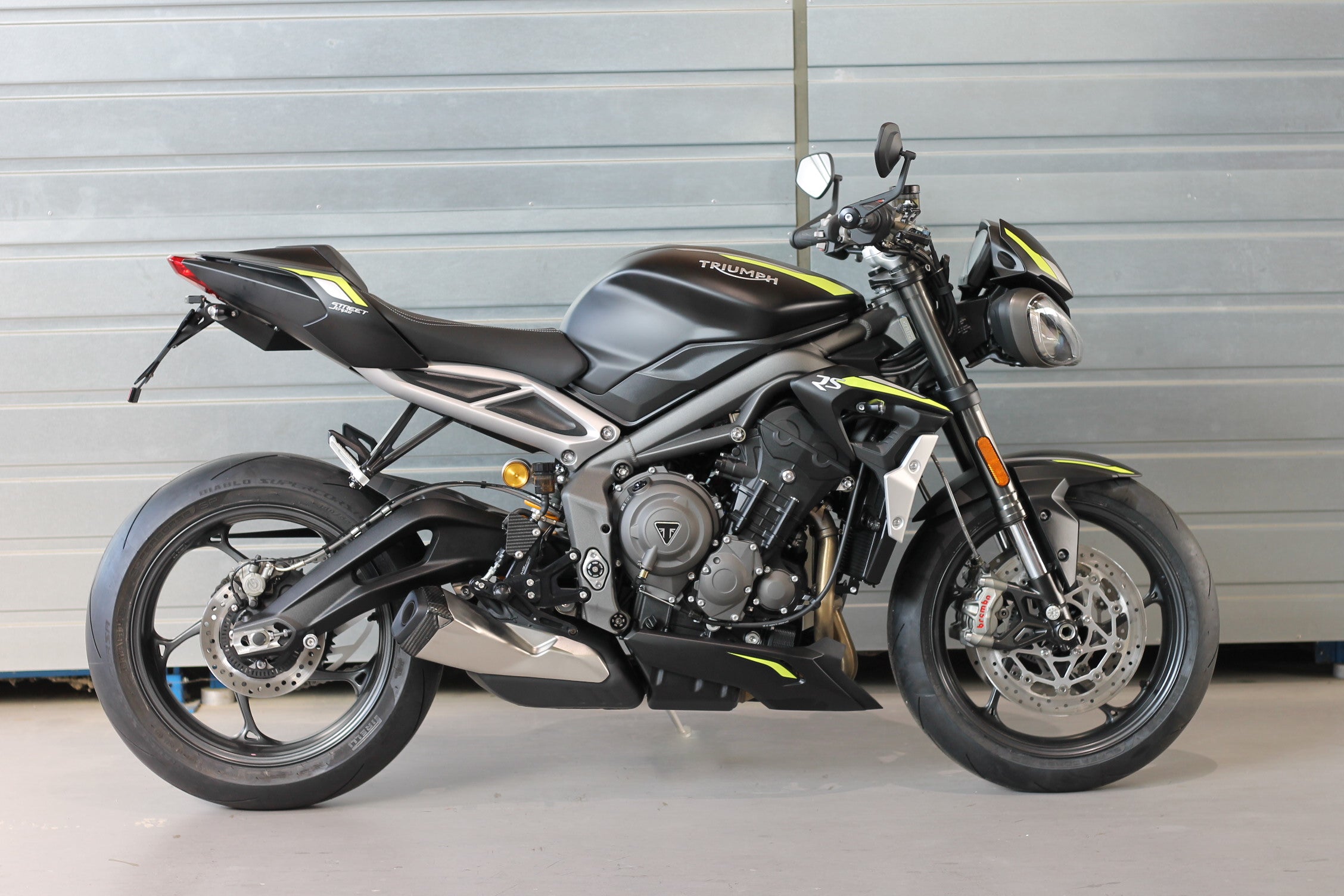 MG Biketec Fußrastenanlage mit ABE für Triumph Street Triple 765 RS / Moto2 2017 - 2022 am bike seitlich