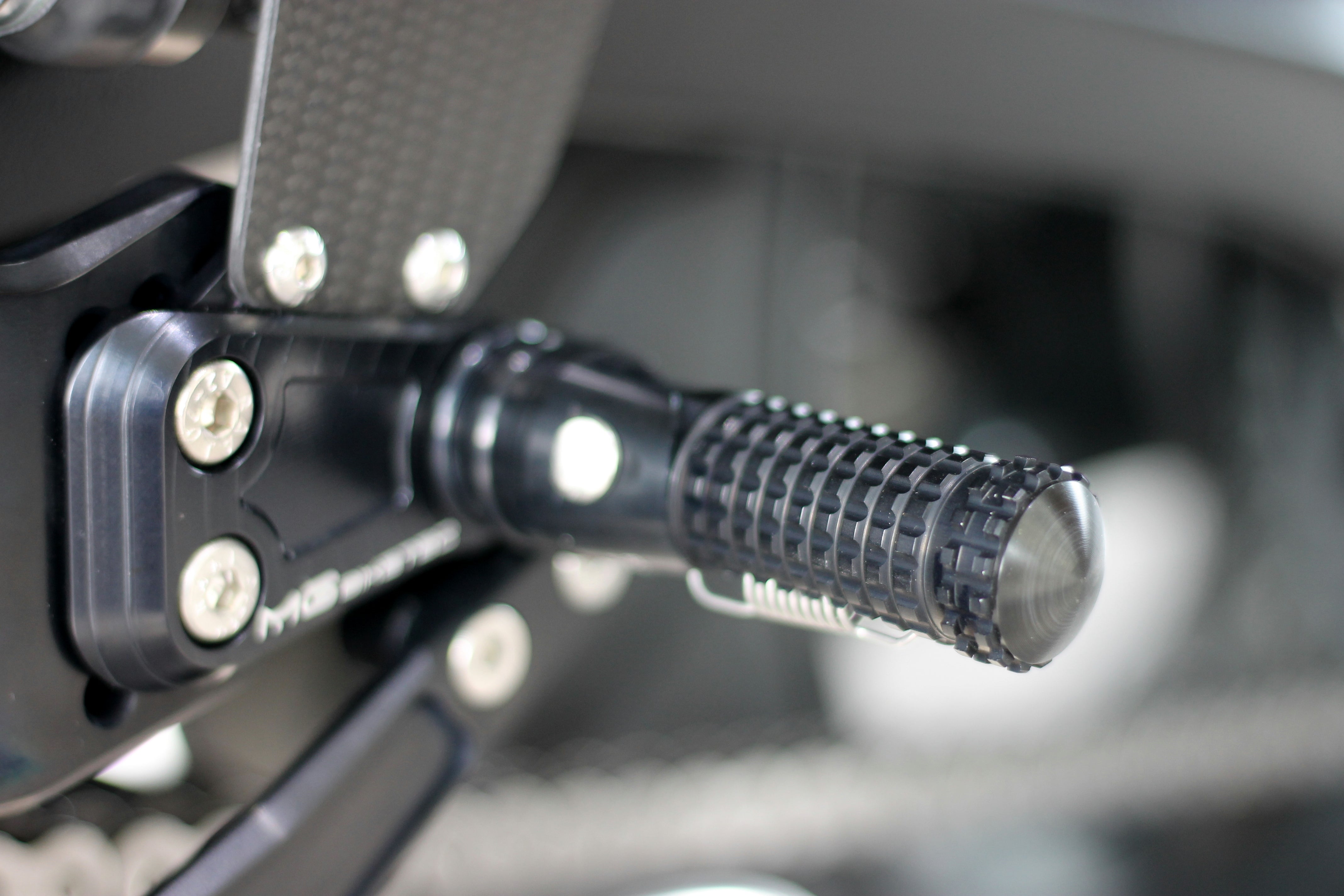 MG Biketec Fußrastenanlage mit ABE für Triumph Street Triple 765 RS / Moto2 Ab 2023 nahaufnahme