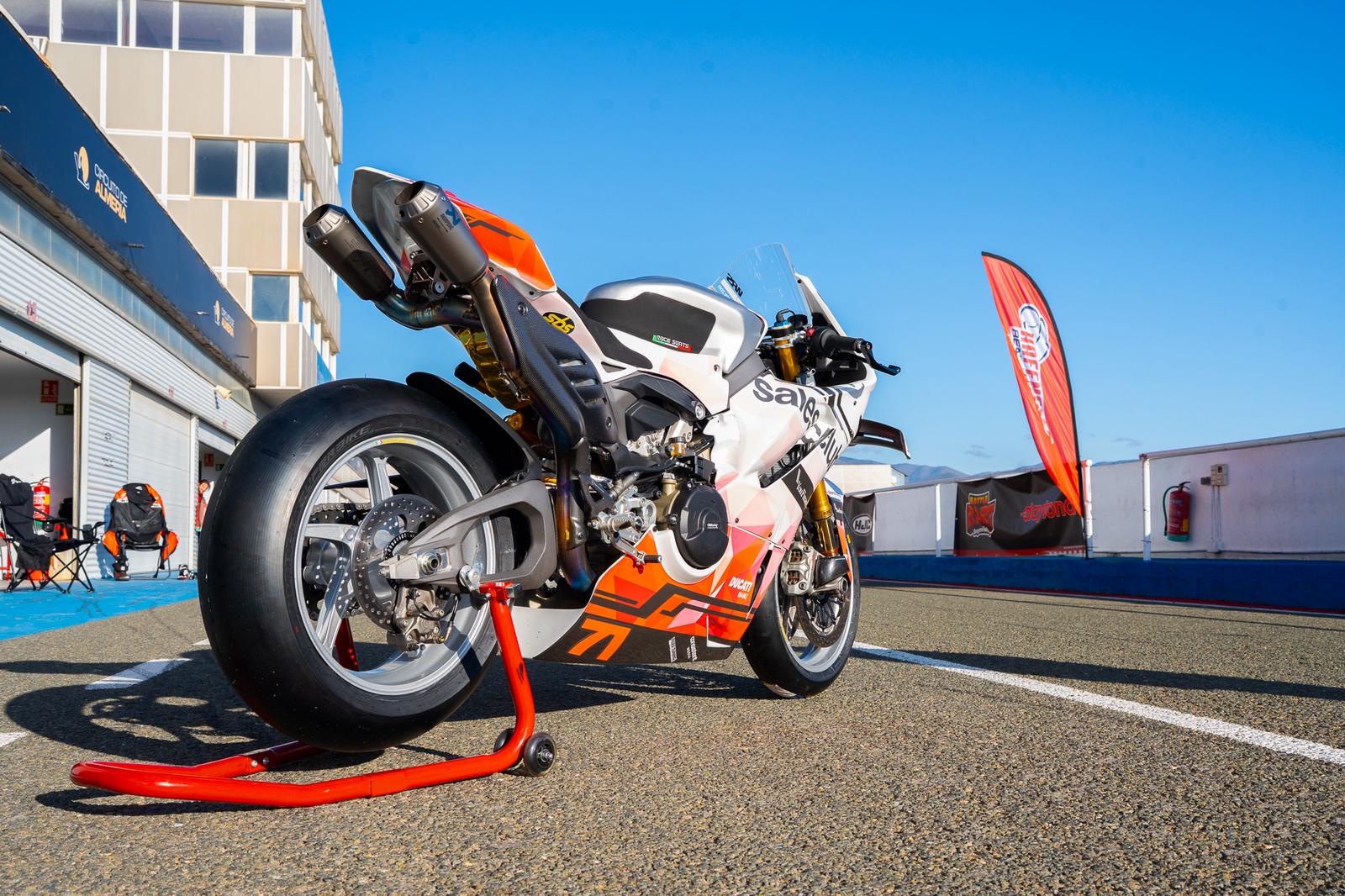 Heckansicht Panigale V4 2025 graue Schmiede-Felgen