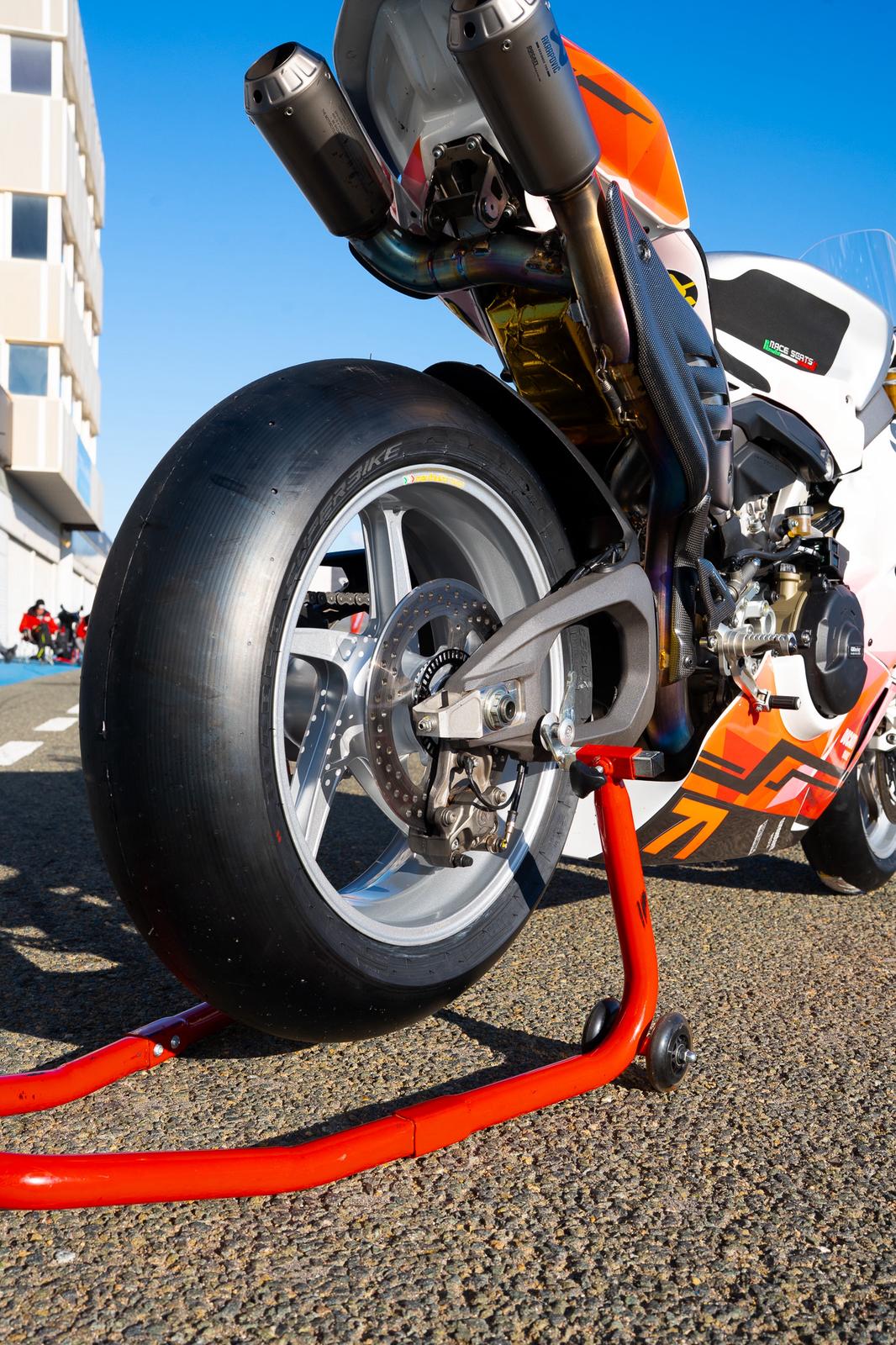 Ducati Panigale V4 2025 Racing Auspuff