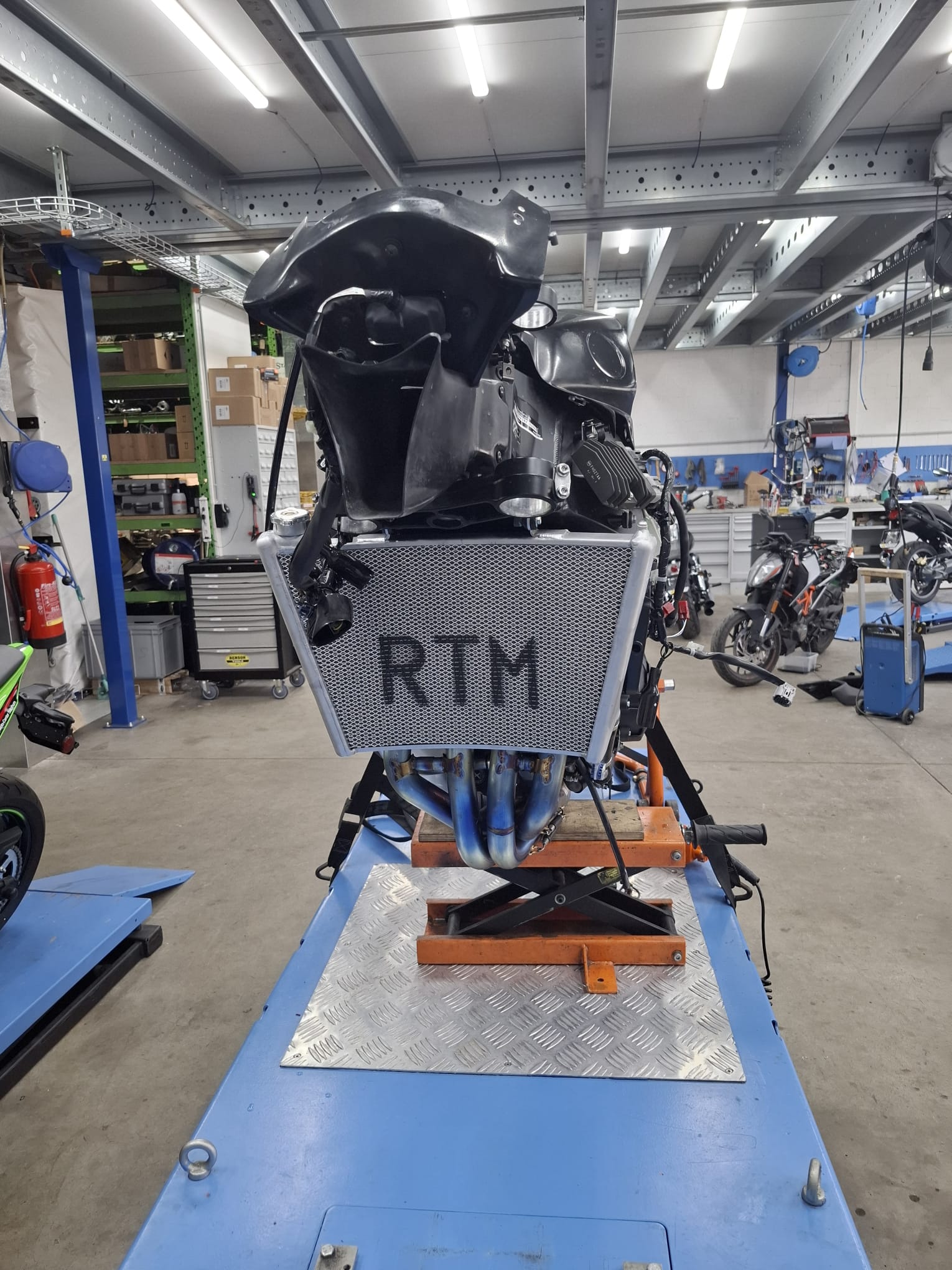 Honda CBR600RR PC69 2024 mit montiertem RTM Racingkühler, linke Ansicht