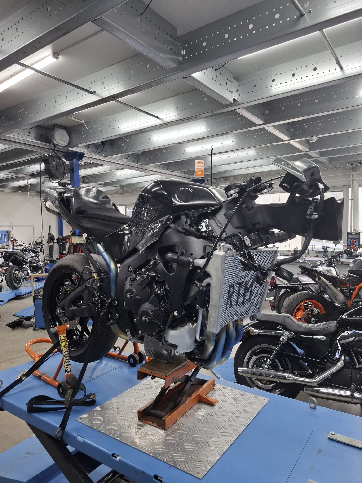 Eingebauter RTM Racingkühler in Honda CBR600RR PC69 2024, rechte Seite