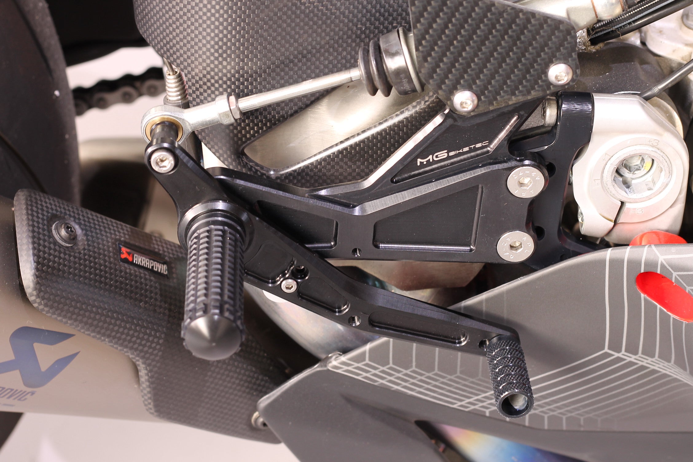 MG-Biketec Rennsport-Fussrastenanlage / Rastenanlage für Ducati Panigale V4