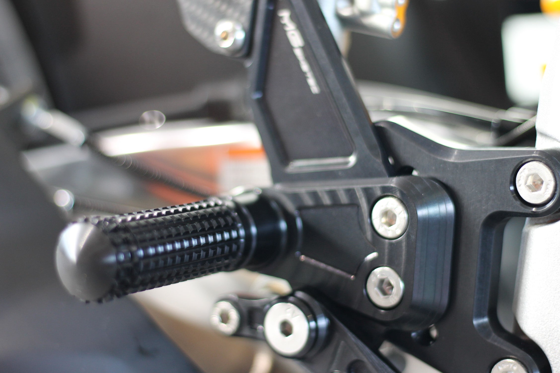 System podnóżków MG Biketec z ABE, ważny w D - A - CH dla Aprilia RSV4 1100 2019 - i Tuono 1100 2021 -