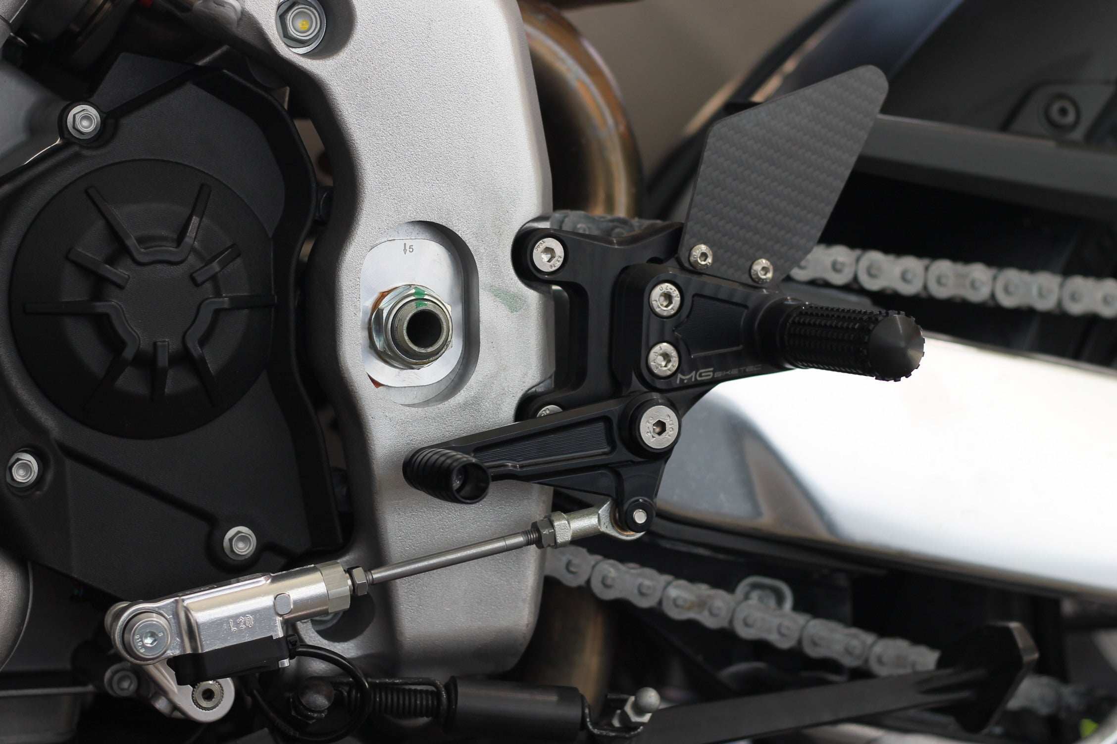 System podnóżków MG Biketec z ABE, ważny w D - A - CH dla Aprilia RSV4 1100 2019 - i Tuono 1100 2021 -