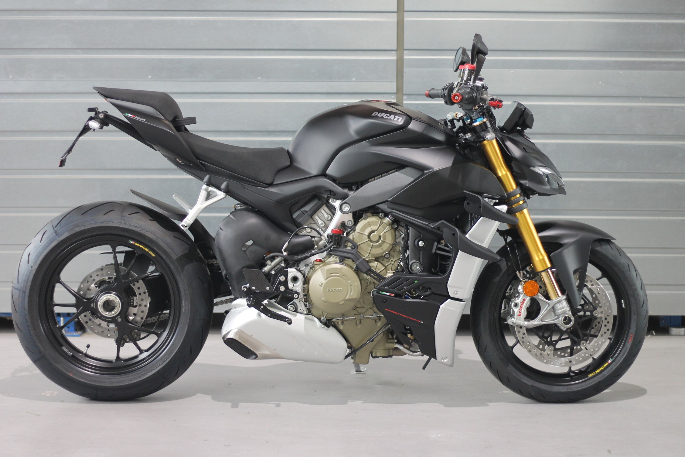 MG Biketec Fußrastenanlage mit ABE für Ducati Streetfighter V4 2020 - 2024 seitlich am bike verbaut