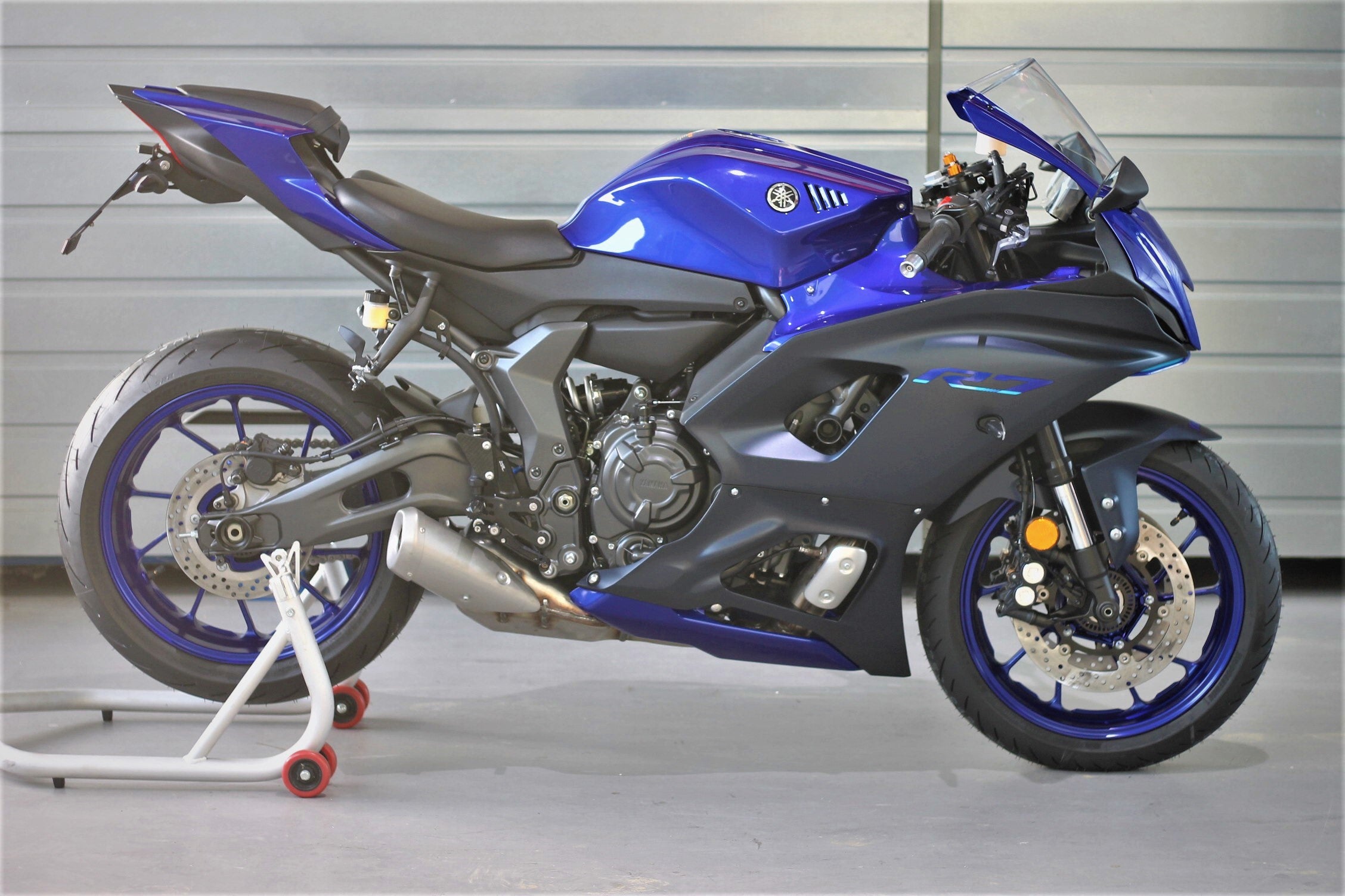 MG Biketec Fußrastenanlage mit ABE für Yamaha YZF-R7 2022 - am bike seitlich