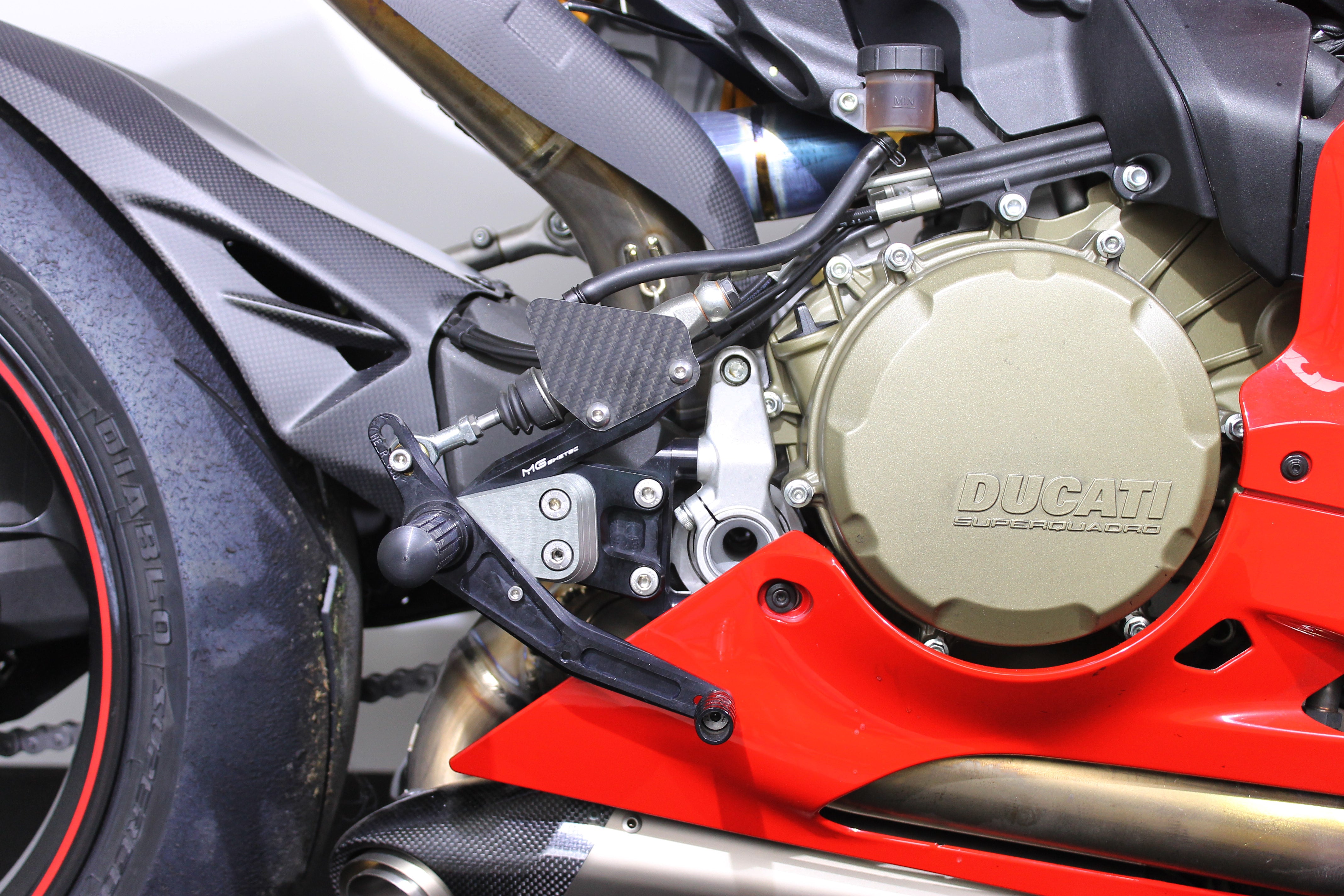 MG Biketec Fußrastenanlage mit ABE für Ducati Panigale V2 2020 - 2024 (955) seitlich am bike verbaut